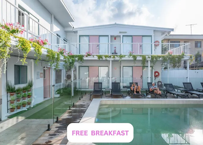 Surf Inn Boutique Backpackers - Free Breakfast